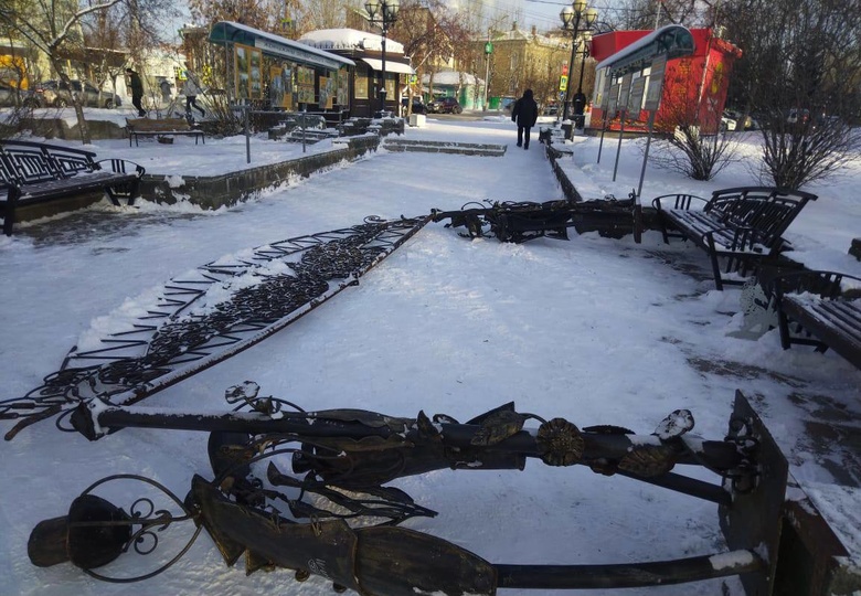 Вандалы сломали кованую арку на подходе к Белому озеру в Томске