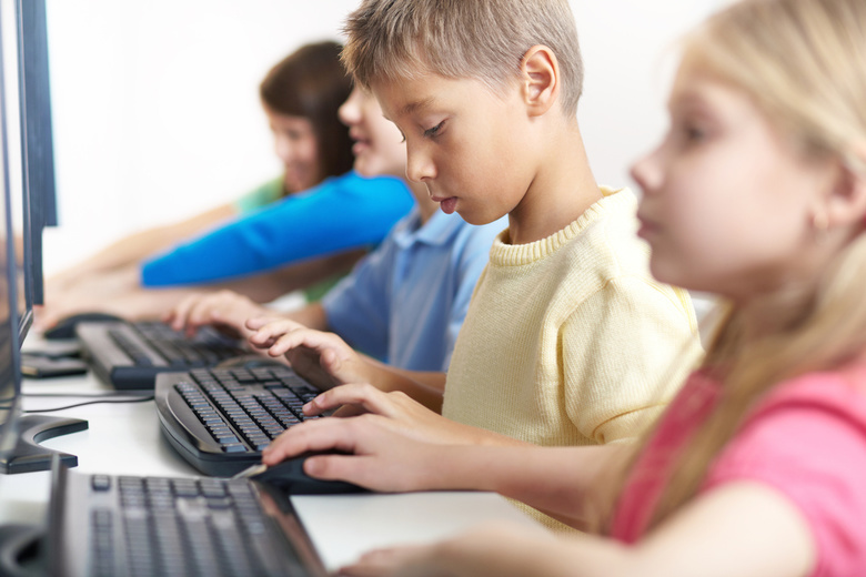 Опрос: большинство томичей следят за активностью своих детей в Интернете