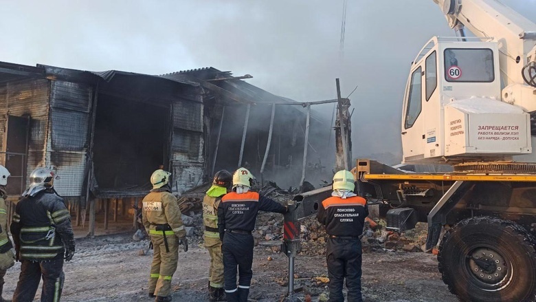 Пожарного насмерть придавило плитой во время тушения огня на томской птицефабрике