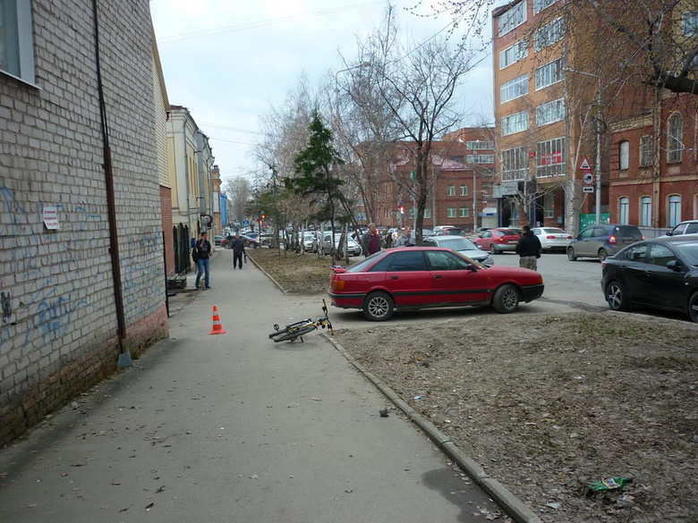 Водитель на Audi сбил подростка-велосипедиста в центре Томска