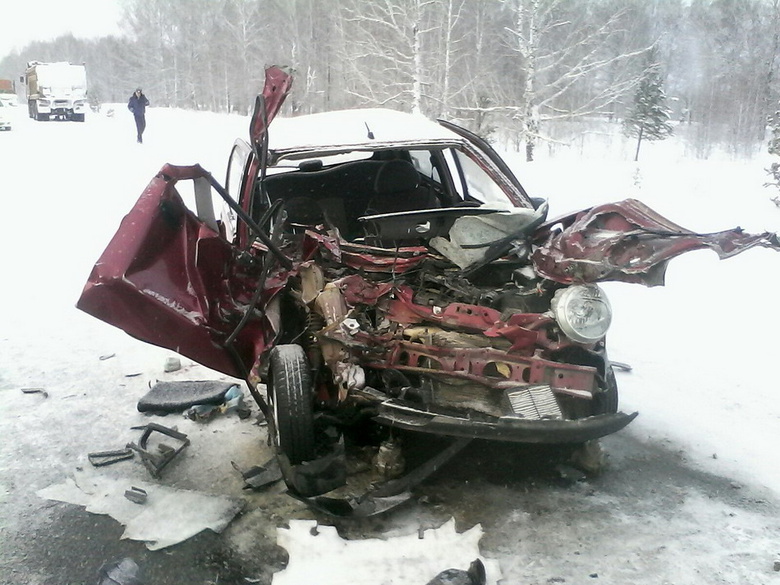 Прицеп от КамАЗа «влетел» в иномарку на трассе Томской области, есть жертвы