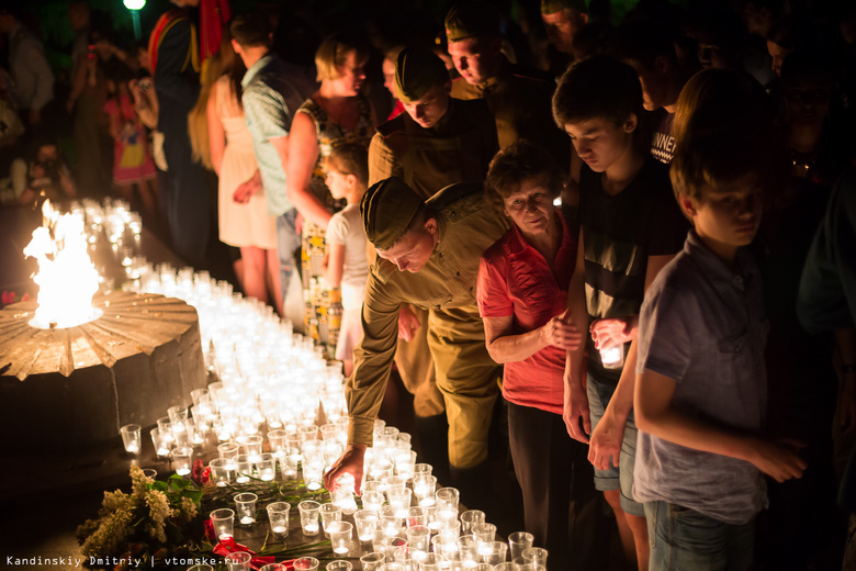 Около трех тысяч человек пришли ночью к Вечному огню зажечь свечу памяти (фото)