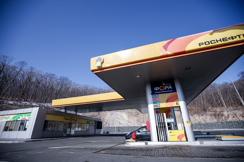«Роснефть» в День защитника Отечества встречает клиентов подарками