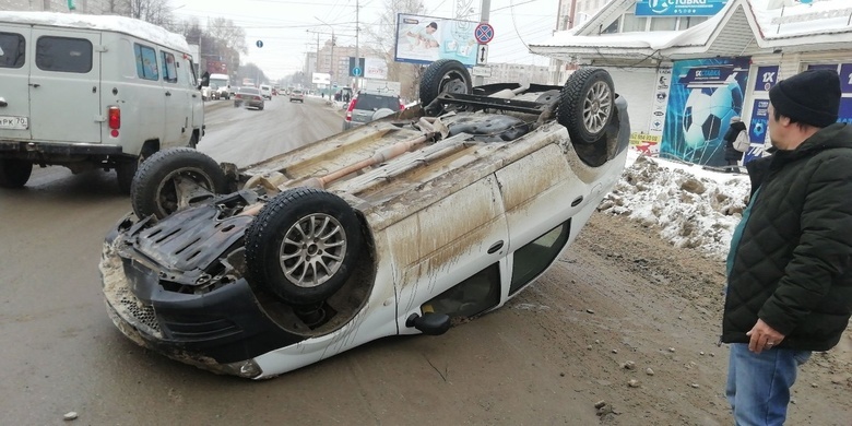 Машина перевернулась на крышу на Южной в Томске