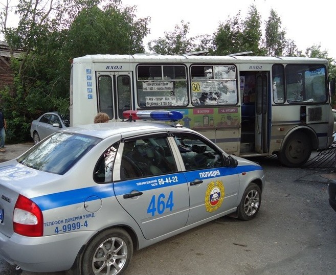 Маршрутка врезалась в стену дома