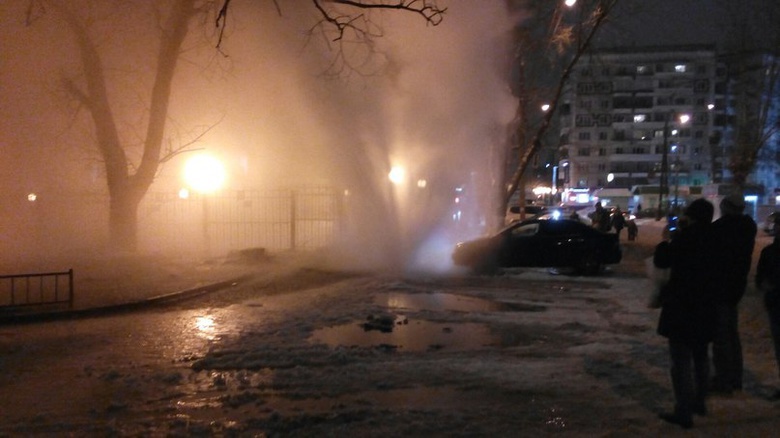 В центре Томска из-под земли бьет двухметровый фонтан воды (фото)