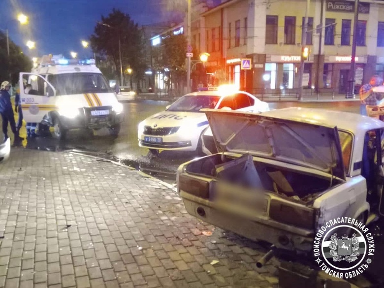 «Жигули» и Chrysler столкнулись в центре Томска, есть пострадавшие