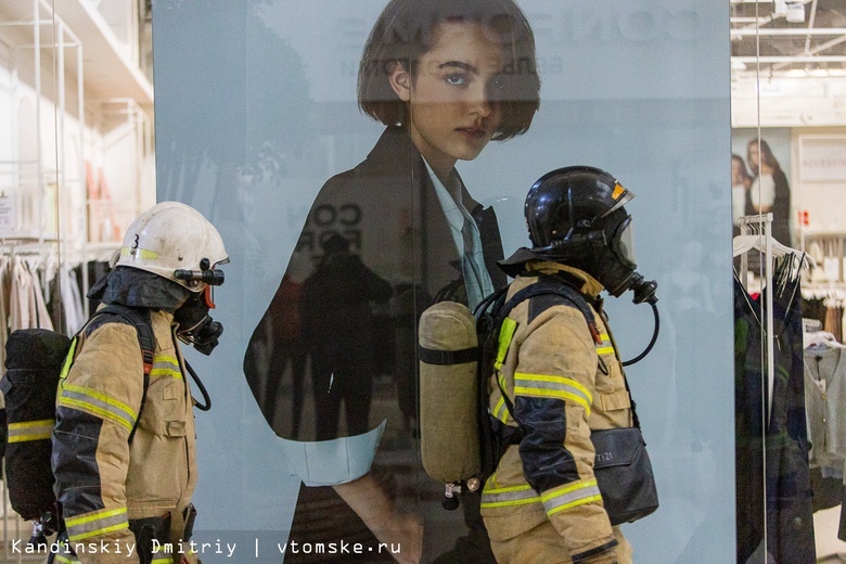Спасатели потушили условный пожар в торговом центре Томска и нашли пострадавших