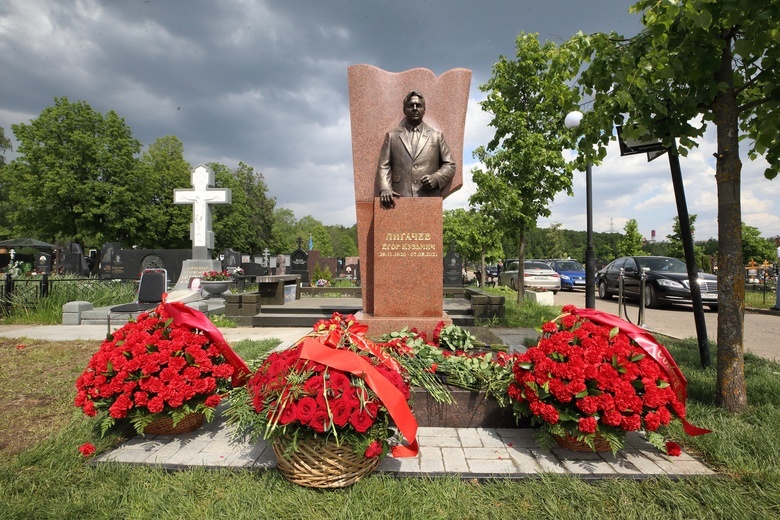 Памятник Егору Лигачеву, выполненный томским скульптором, открыли в Москве