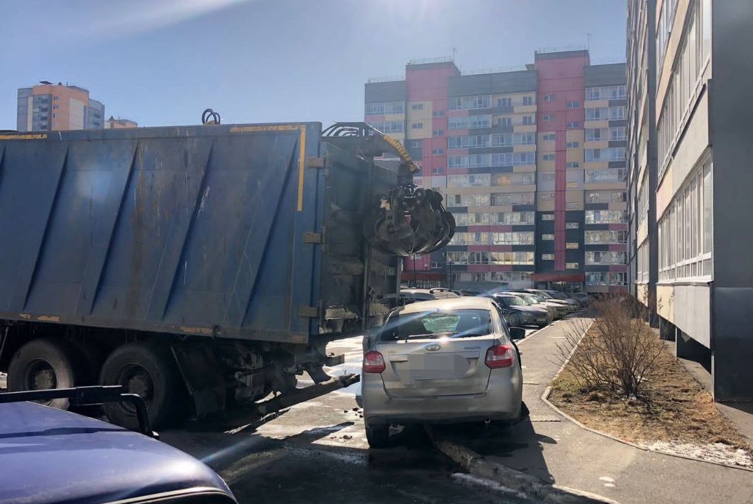 В томском дворе мусоровоз без водителя разбил машину с людьми в салоне |  09.04.2023 | Томск - БезФормата