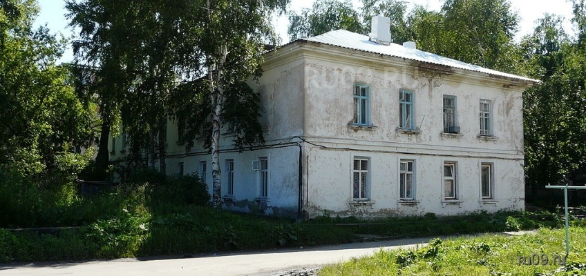 Пожарные спасли мужчину из горящего дома на Бердской
