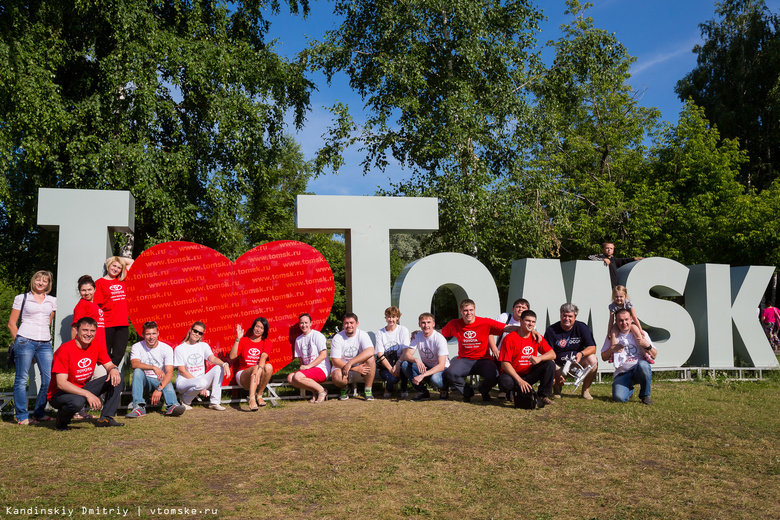 Более 30 томичей соорудили «живое» сердце на площади Новособорной (фото)