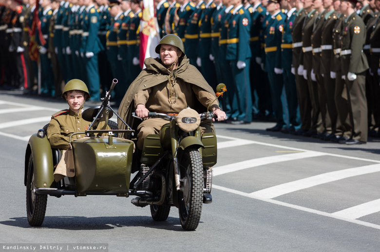 Томичи на параде увидели раритетную и современную военную технику (фото)