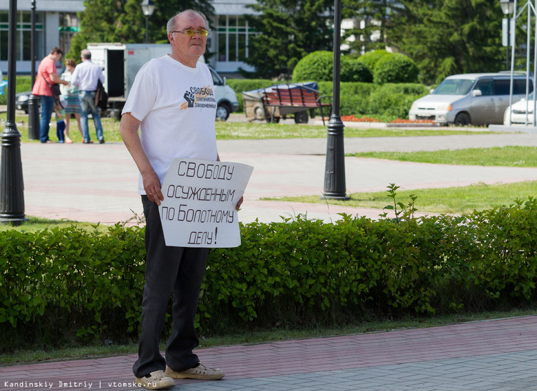 Активист вышел на одиночный пикет в поддержку «узников Болотной» (фото)
