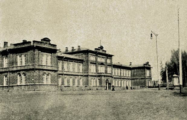 здание гимназии в 1904 году