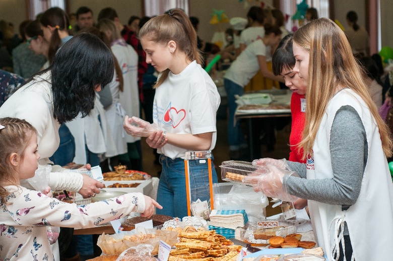 На акции «Мамины пироги» томичи собрали почти 96 тыс для онкобольных детей