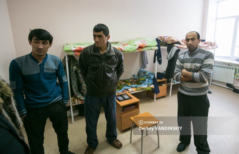 Мигранты в Центре временного содержания иностранных граждан
