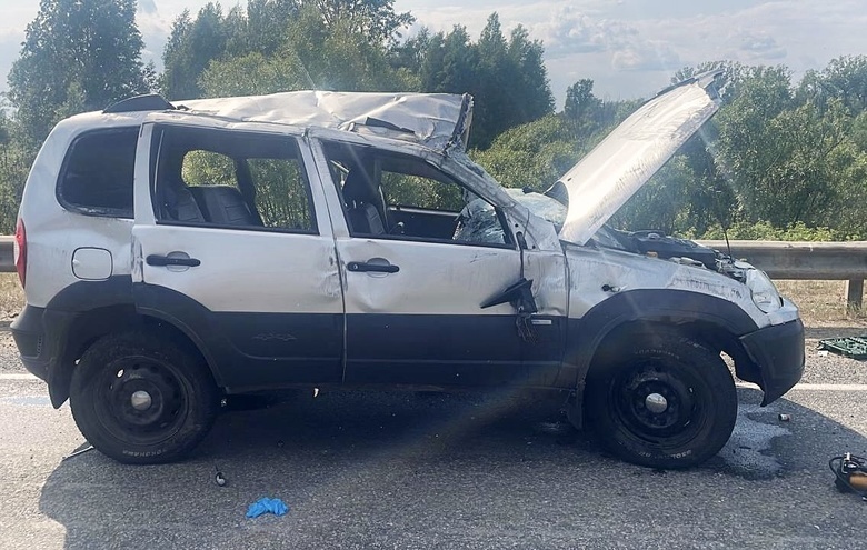 Водитель Chevrolet Niva перевернулся на трассе в Томской области, один человек погиб