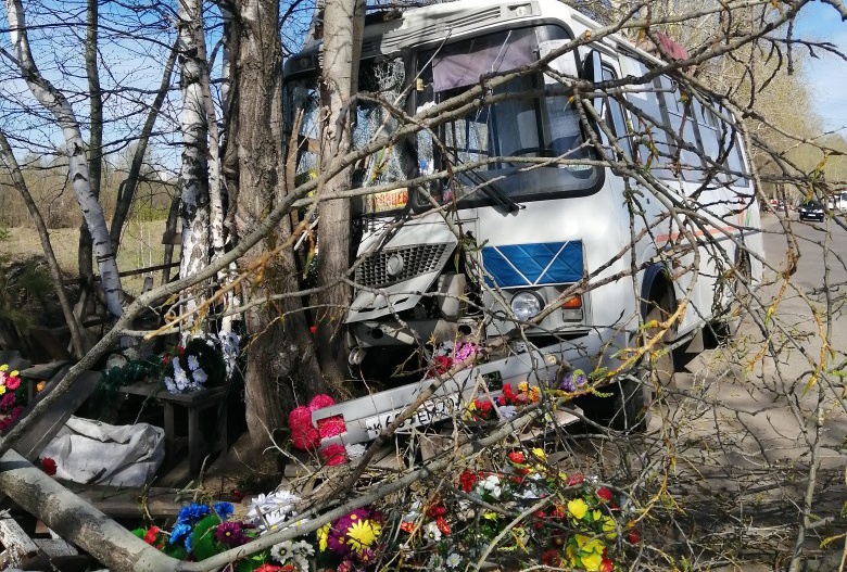 Водитель маршрутки врезался в дерево в районе Бактина, когда рассчитывал пассажира