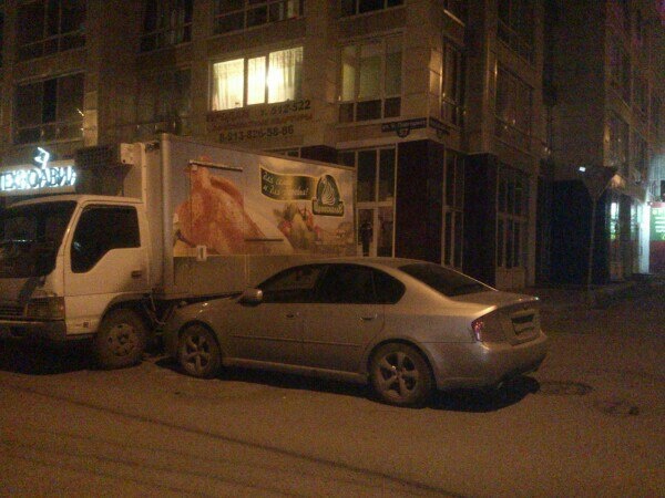 Припаркованная иномарка скатилась с горы и врезалась в автомобиль