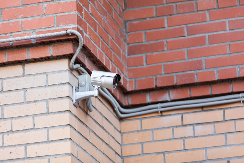 Северский подросток украл видеокамеру со здания школы, чтобы продать ее