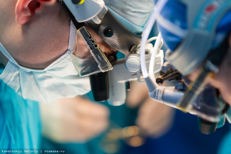 Томские хирурги провели редкую операцию пациентке с опухолью века