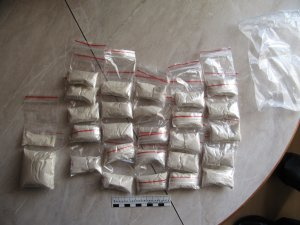 Полиция задержала мужчину, который сделал тайник с героином возле опоры освещения