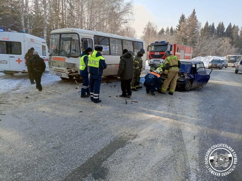 Водитель ВАЗа попал в больницу после лобового ДТП с маршруткой в Томске