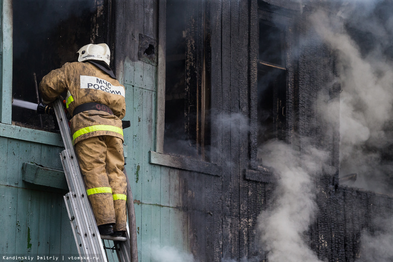 Деревянный дом сильно пострадал во время пожара в Томске