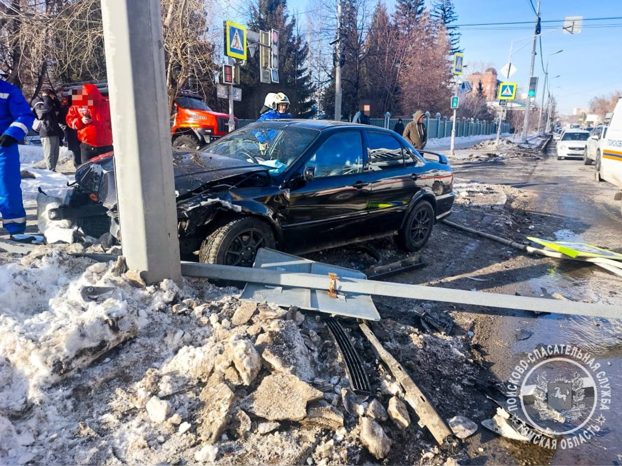 Водитель Honda в Томске сбил пешехода на тротуаре и врезался в столб