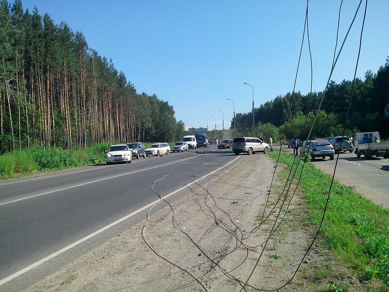 На Кузовлевском тракте иномарка сбила столб