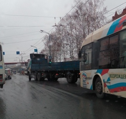 На Пушкина грузовик врезался в троллейбус (фото)