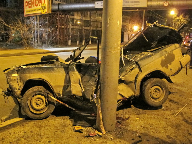 Томская ГИБДД: водитель врезавшегося в столб авто не имел прав