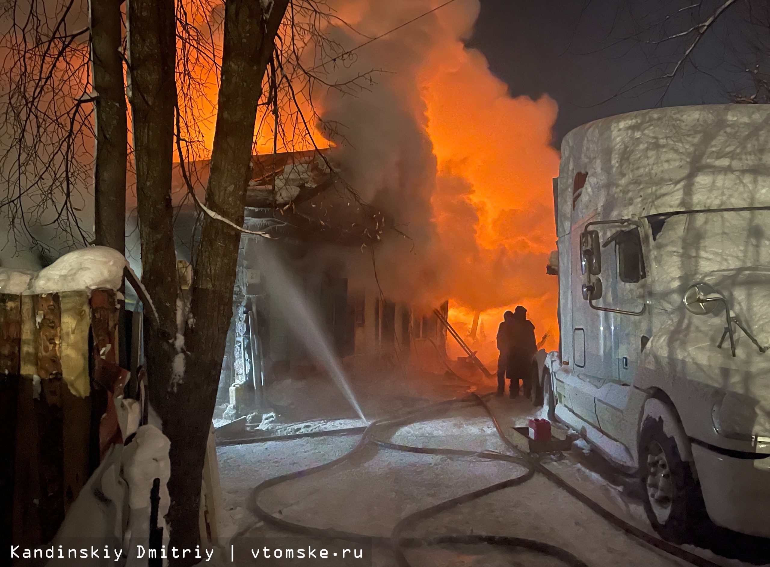 Частный жилой дом сгорел в новогоднюю ночь в Томске | 31.12.2020 | Томск -  БезФормата