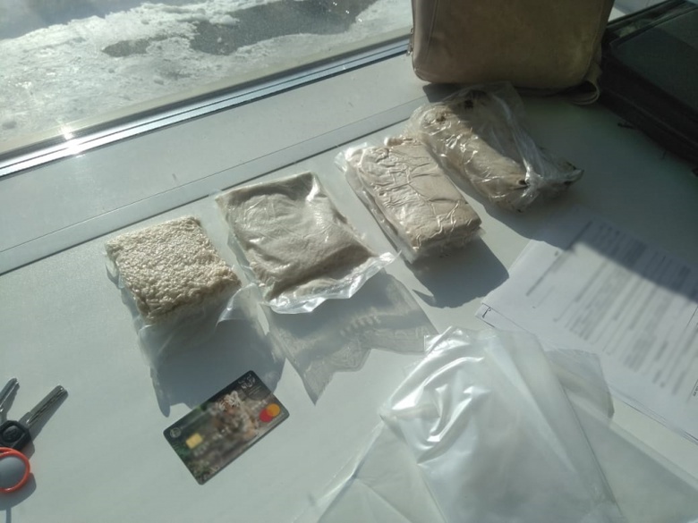 Полиция изъяла у томички более 1 кг синтетических наркотиков