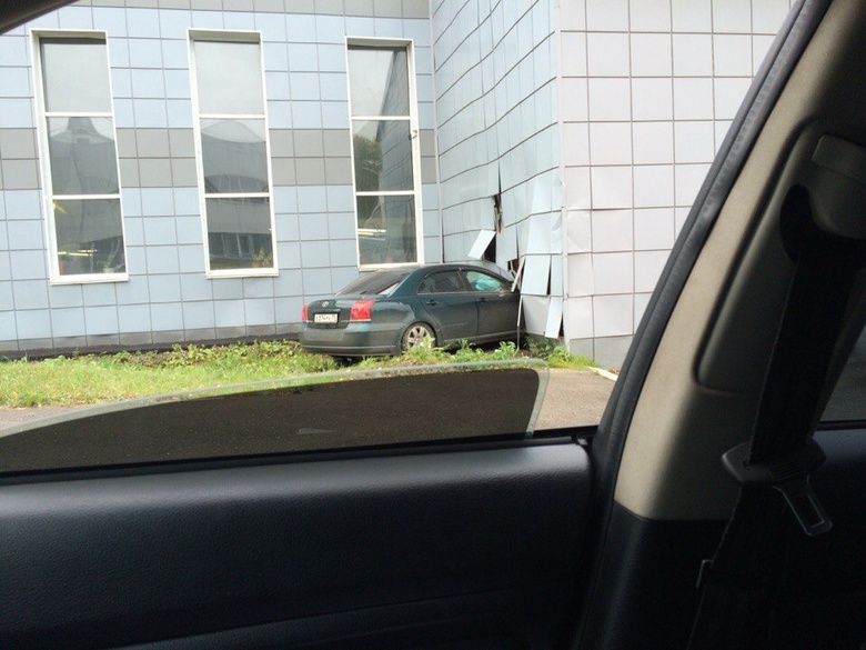 В Академгородке водитель иномарки въехал в здание