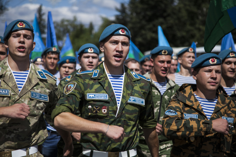 Десантники устроили шествие по Томску в честь Дня ВДВ