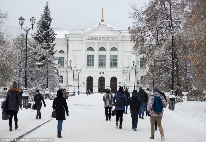 «Единая Россия» поздравляет томских студентов на улицах города