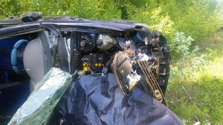 Lada с пьяным водителем съехала в кювет на томской трассе, трое пострадали