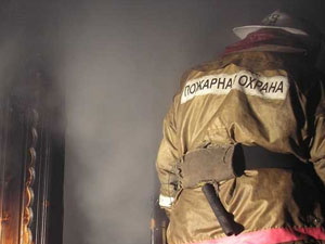 Пожарные эвакуировали из горящего дома 20 человек