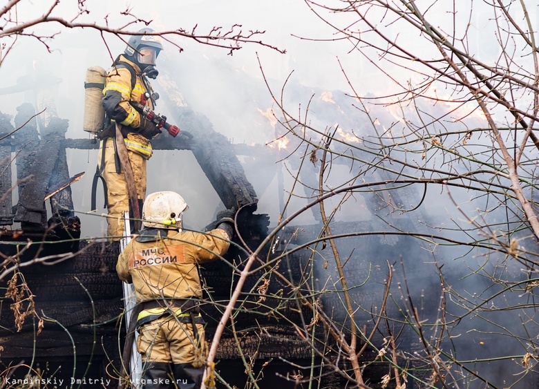 Жилой дом сгорел в Томске. Хозяйку госпитализировали с ожогами
