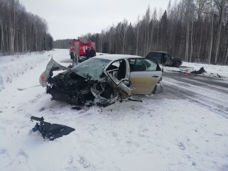 Два человека погибли в лобовом ДТП на севере Томской области, еще четверо пострадали