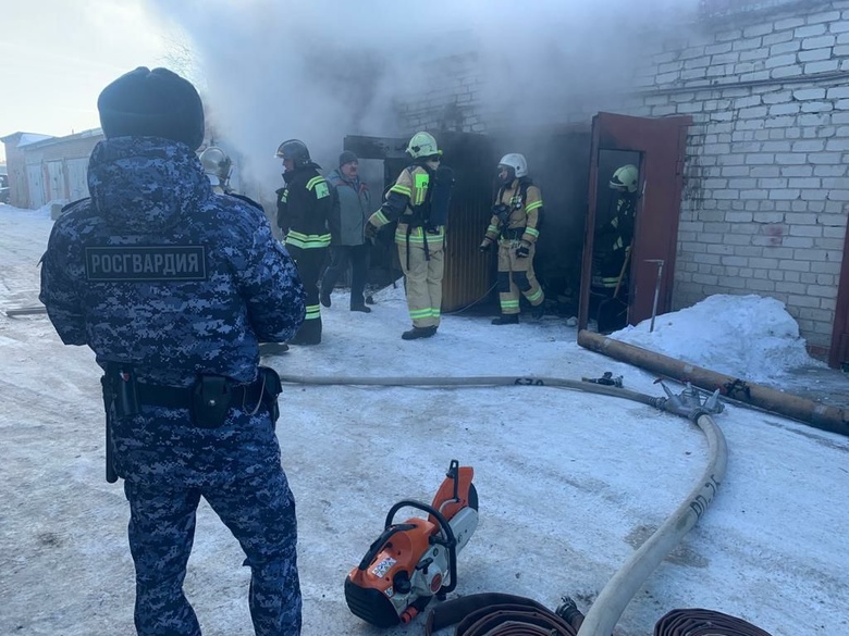 УАЗ сгорел в гараже на Фрунзе в Томске. Пострадал человек