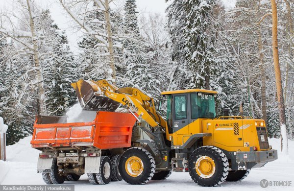 Сегодня в городе убирают снег 57 машин «САХа»