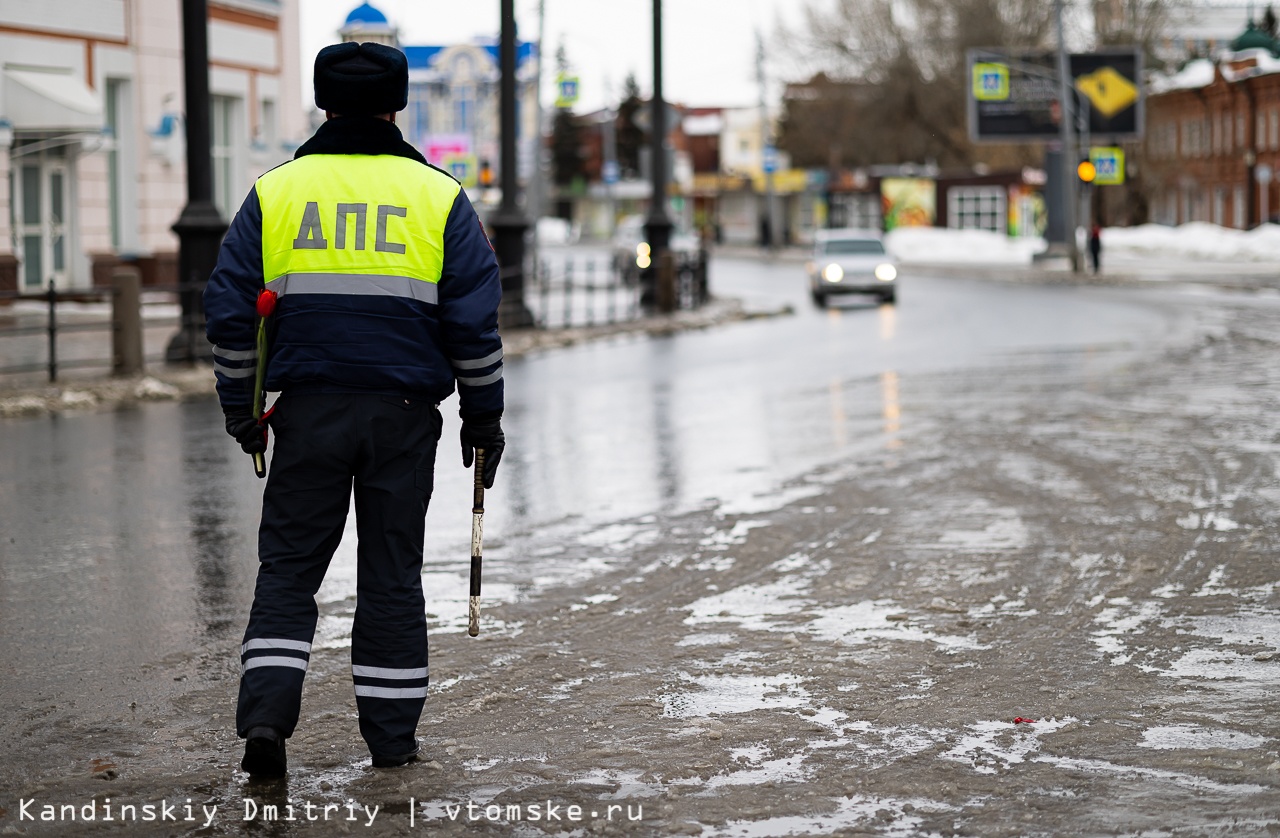 Тюльпаны вместо проверки документов: ГИБДД поздравила томских автоледи с 8  Марта | 07.03.2022 | Томск - БезФормата