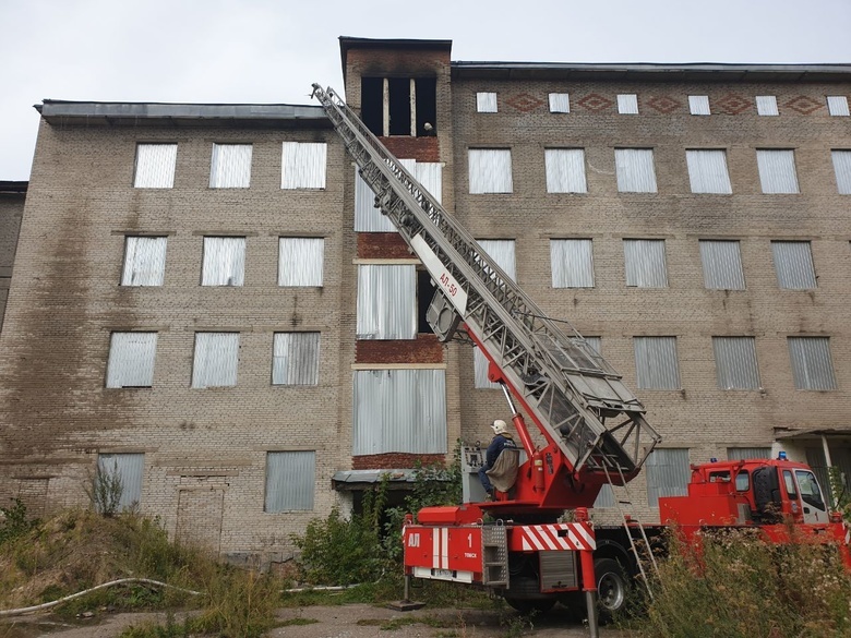 Заброшенное здание горит недалеко от школы на Никитина в Томске
