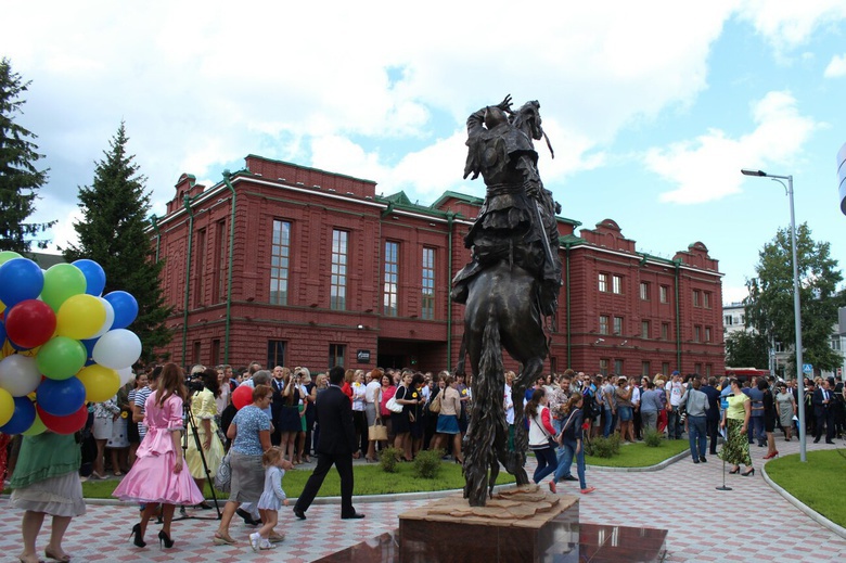 Сквер со статуей Ермака на пятиногом коне открылся у стадиона «Труд» (фото)