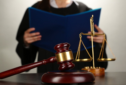 Суд вынес приговор троим молодым людям, ограбившим пенсионерку
