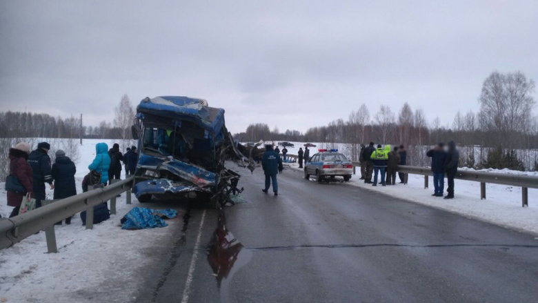 Причиной ДТП с автобусом на томской трассе мог стать выезд грузовика на «встречку»