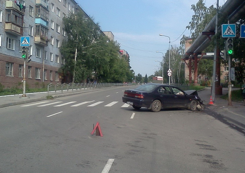 Иномарка врезалась в столб линии электропередач